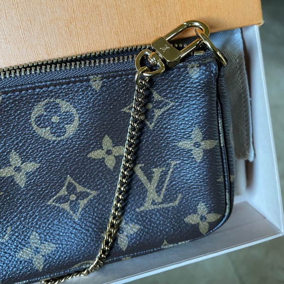 Louis Vuitton Monogram Mini Pochette 🩷 - Picture 3 of 12